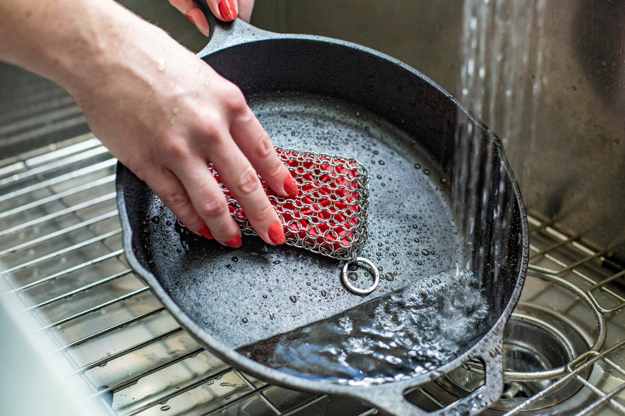 Lodge Chainmail Scrubbing Pad with Silicone Insert
