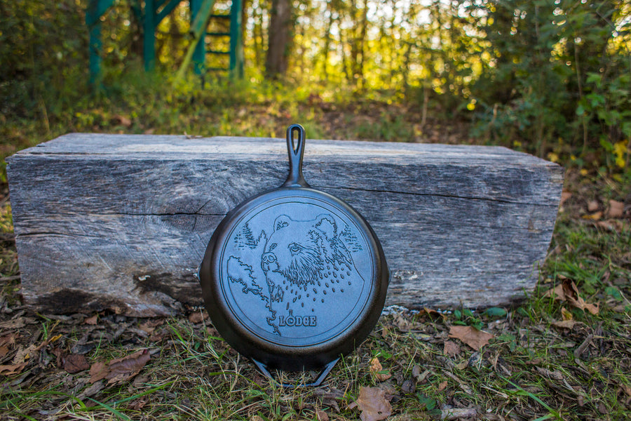 Lodge 12 in. Wildlife Series - Cast Iron Skillet with Bear